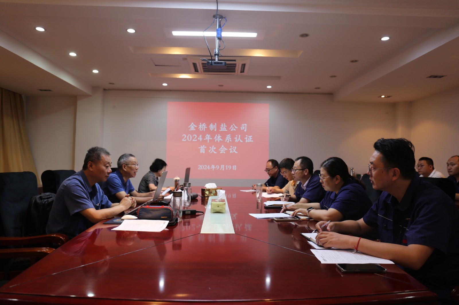 近日，金橋制鹽公司通過北京世標(biāo)認(rèn)證中心審核，給予食品安全管理體系、環(huán)境管理體系和職業(yè)健康安全管理體系認(rèn)證“保持認(rèn)證資格”的監(jiān)督審核結(jié)論，給予質(zhì)量管理體系認(rèn)證“再次注冊”的再認(rèn)證審核結(jié)論。通過審核，是對公司精細(xì)化管理成果的檢驗(yàn)，促進(jìn)公司內(nèi)控管理水平持續(xù)提升。（李曉月）