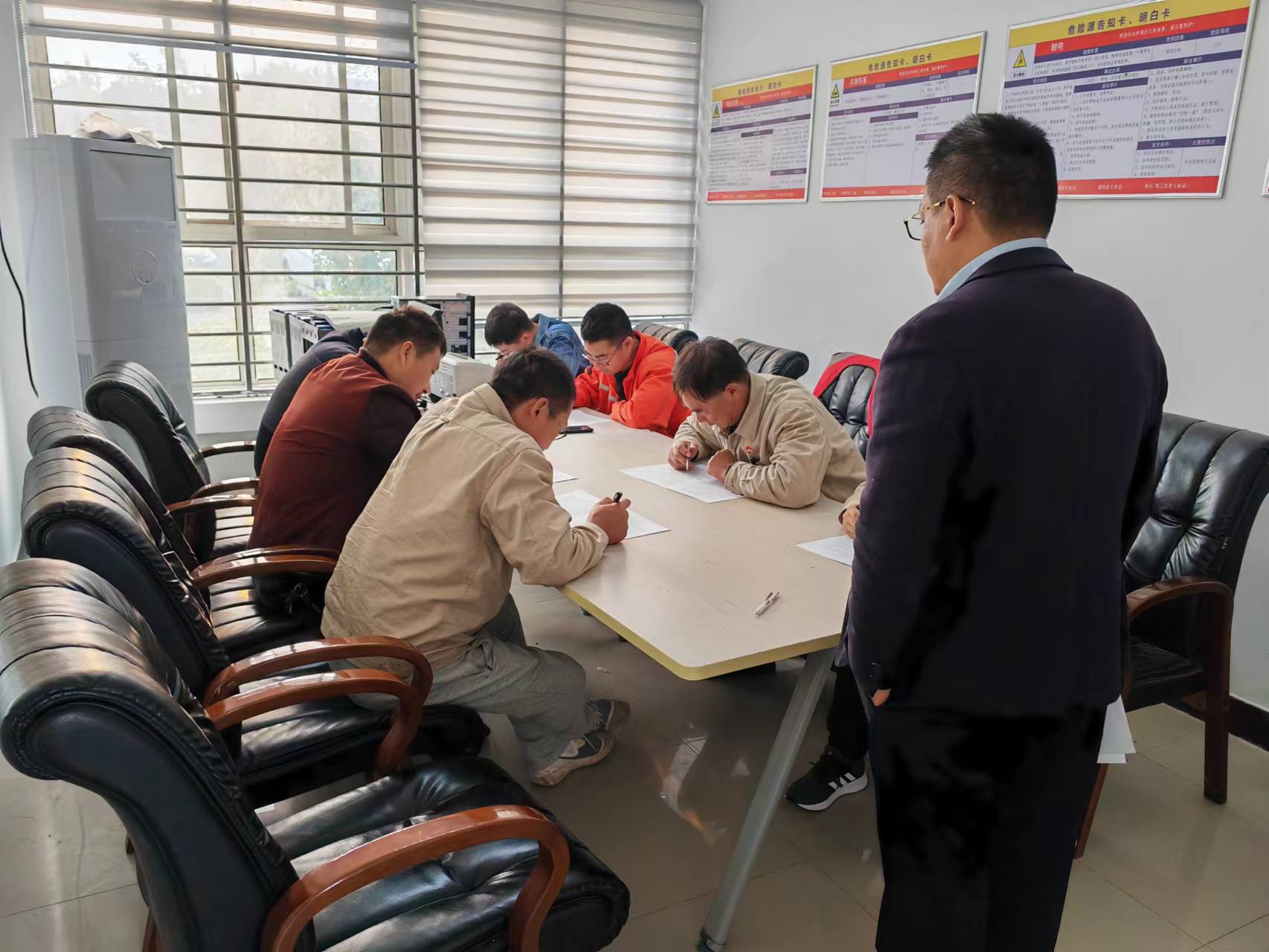 1667809237274080029.jpg 徐南供電所開展“百日攻堅(jiān)”安全培訓(xùn)學(xué)習(xí)活動(dòng).jpg